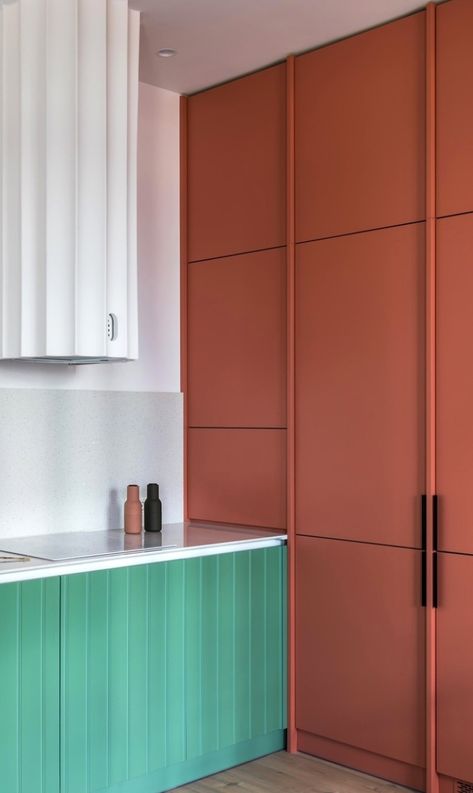 Mid Century Modern Apartment, Interior Wall Colors, Two Tone Kitchen, Dining Inspiration, Barn Renovation, Orange Kitchen, Mid Century Modern Kitchen, Kitchen Dinning, Interior Kitchen