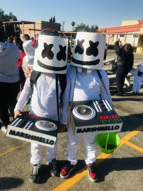 Halloween DJ Marshmello costume Fortnite Dj Marshmello Costume, Marshmello Costume, Marshmallow Costume, Boys Halloween Costumes Diy, Marshmello Dj, 80s Halloween Costumes, Halloween Costumes Kids Boys, Dj Marshmello, Box Costumes