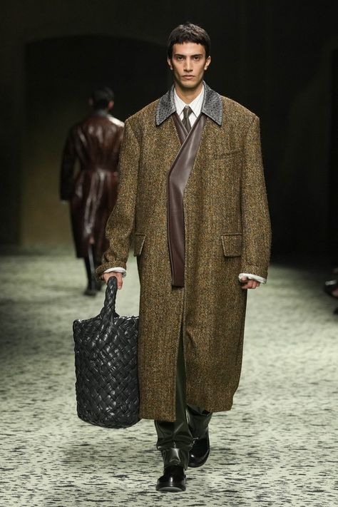 Bottega Veneta Fall 2023 Ready-to-Wear Fashion Show Collection: See the complete Bottega Veneta Fall 2023 Ready-to-Wear collection. Fall 2023 Ready To Wear, 2023 Ready To Wear Collection, Fall 23, 2023 Ready To Wear, Cold Weather Outfits, Vogue Fashion, Fall 2023, Fashion Show Collection, Milan Fashion Week