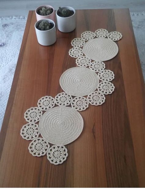 Ideas para bordar caminos de mesa | Revista KENA México Crochet Table Mat, Crochet Unique, Crochet Table Runner Pattern, Crochet Carpet, Easy Crochet Stitches, Crochet Table, Valentines Crochet, Crochet Table Runner, Crochet Decoration