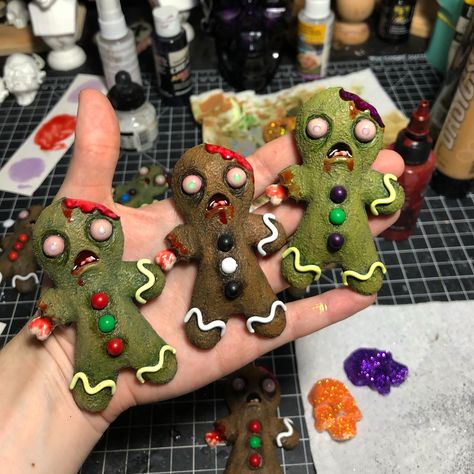 Zombie Ornaments Diy, Horror Christmas Ornaments, Goth Christmas Tree Ornaments, Gingerdead Man, Diy Spooky Christmas Ornaments, Creepmas Ornaments, Scary Christmas Ornaments, Spooky Ornaments, Homemade Halloween Tree Ornaments