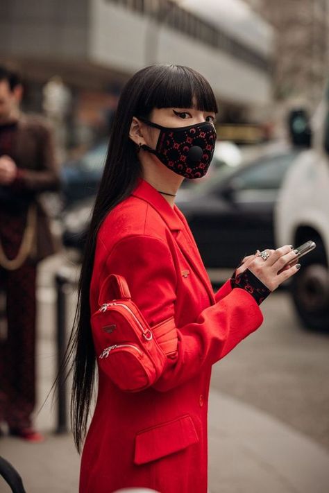 Street Style: Fashion Week 2020 Masks | Fashion Cognoscente Face Mask Outfit, Mask Outfit, Mask Style, Seoul Fashion, Face Mask Fashion, Fashion Mask, Black Mask, 3 People, Fashion Face Mask