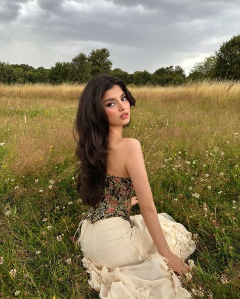 Wheat Field Aesthetic, Pretty Senior Pictures, Rashan Mh, Nature Outfits, Senior Photoshoot Poses, Spring Photoshoot, Pinterest Style, Grad Photoshoot, Clubbing Outfits