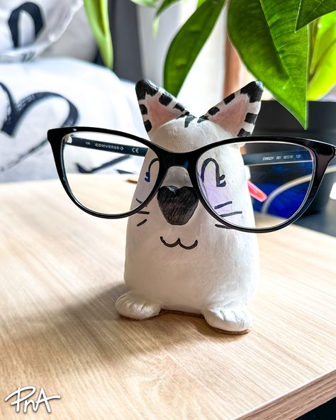 We've found the purr-fect project for you — a DIY Air-dry Clay Glasses Holder! Say goodbye to the days of scratched lenses and misplaced glasses. With a pinch of clay and a dash of creativity, you can mold an adorable cat-shaped buddy to cradle your specs. 🐱👓 Pottery Glasses Holder, Air Dry Clay Glasses Holder, Glasses Holder Clay, Cute Clay Gifts, Clay Glasses Holder, Diy Photo Holder, Ceramica Ideas, Diy Glasses, Fancy Glasses