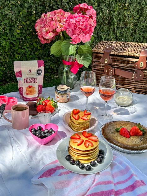 Sumérgete en la magia del romance mientras compartes momentos especiales en pareja❤️  Este San Valentín, nada será más especial que compartir el delicioso sabor de nuestros productos con quien más quieres Hot Cakes, Sin Gluten, Waffles, Persona, Romance