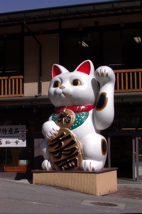 #InsideJapan's Dan investigates the history and origins of Japan's maneki-neko... #manekineko #wavingcats #luckycats #japanesefolklore #japaneseculture #japantravel #visitjapan Waving Cat, Money Cat, Japanese Bobtail, Neko Cat, Japanese Folklore, Japan Culture, Japan Aesthetic, Ceramic Animals, Japanese Aesthetic