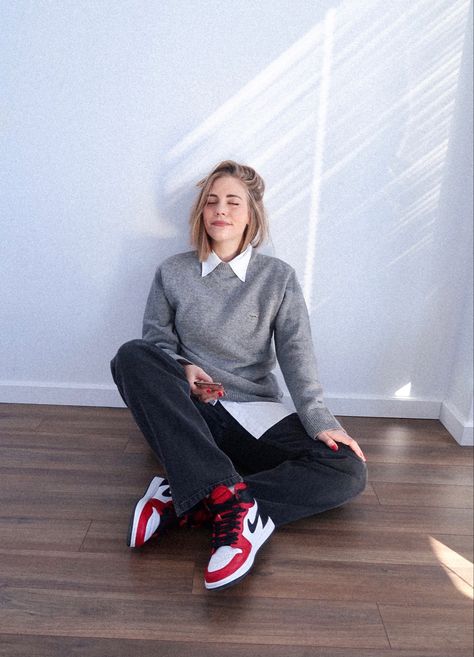 Outfit blakc jean, gray crewneck and white shirt with air jordan 1 satin snake Jordan 1 Fall Outfit, Jeans And Jordans, Outfit With Jordans, Air Jordans Outfit, Jordan Jeans, Air Jordan 1 Outfit Women, Fluid Fashion, Spiderman Outfit, Jordan 1 Outfit Women