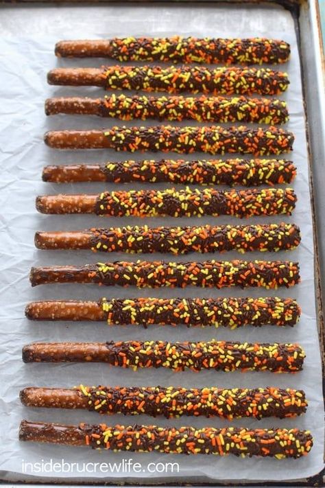 Bakesale Ideas, Thanksgiving Desert, Chocolate Pretzel Rods, Thanksgiving Chocolates, Dipped Pretzel Rods, Fall Deserts, Dipped Pretzels, Chocolate Covered Strawberry Recipe, Chocolate Creations