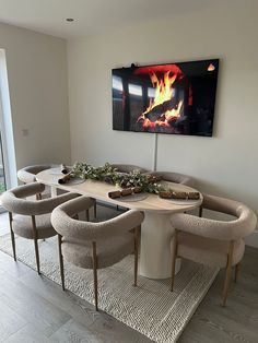 Kitchen Dining Room Table, Dining Table Oval Shape, Circle Table Dining Room, Aesthetic Kitchen Table, Minimalism Dining Room, Wood Dining Table Design, Oval Wooden Dining Table, Aesthetic Dining Table, Circle Dining Room Table