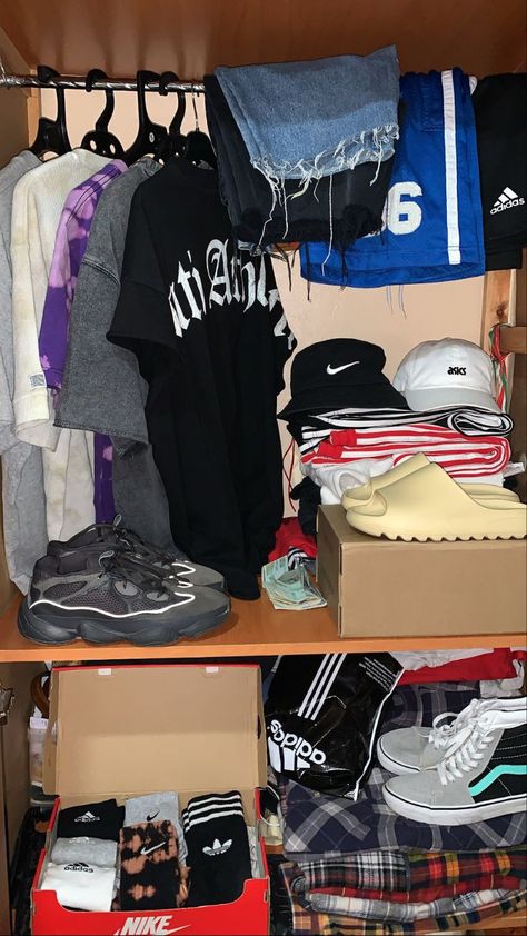 Adidas Fits, Mens Room Decor, Sneakerhead Room, Mens Bedroom Decor, Hypebeast Clothing, Hypebeast Room, Shoes Yeezy, Clothing Store Design, Hype Clothing