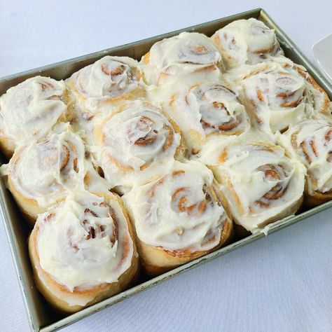 Making delicious cinnamon rolls at home doesn't have to be hard. This recipe is so easy to make, and are absolutely amazing! The dough can be made in advance and is very easy to work with. The cinnamon rolls have a tasty cinnamon filling that coats the inside of the cinnamon rolls and the rolls are topped with a delicious cream cheese icing. I love using this recipe for a quick brunch or special occasions. Especially since they can be made the day of or you can even make these in advan… Brunch Display, Christmas Day Brunch, Easy Cinnamon Roll Recipe, Quick Brunch, Easy Cinnamon Rolls Recipe, Dessert Breads, Cinnamon Filling, Cinnamon Roll Recipe, Sweet Pies