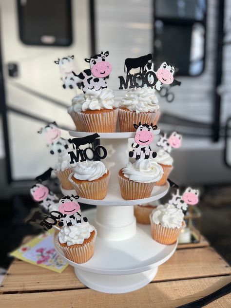 I created the most simple DIY cow themed birthday party to save money Moo Two Birthday Party, Cow Theme Cupcakes, Cow Themed Birthday Party Food, Cow Themed Birthday Party, Cow Birthday Cake, Cow Cupcakes, Cow Cakes, Camping Birthday Party, Cow Birthday