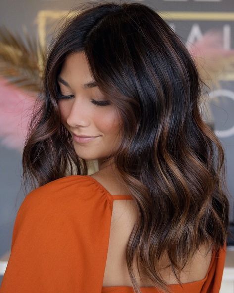 30 Partial Balayage Styles for a Perfect Look in 2021 - Hair Adviser Partial Balayage Brunettes, Balayage Styles, Partial Balayage, Hair Color Chocolate, Hair Adviser, Color Highlights, Balayage Hair Dark, Brunette Balayage Hair, Hair Color Shades