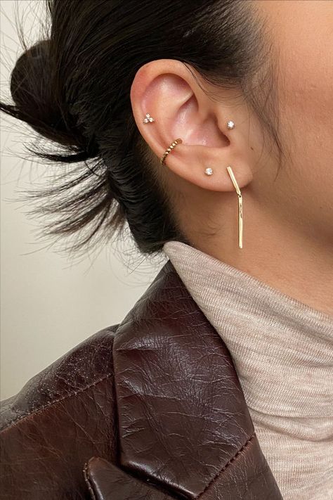 Ear Piercings Minimalist, Piercings Minimalist, Ohrknorpel Piercing, Minimalist Ear Piercings, Constellation Piercings, Cool Ear Piercings, Pretty Ear Piercings, Cute Ear Piercings, Ear Style