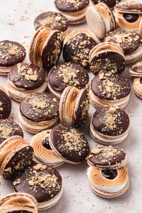 These s'mores macarons basically just taste like a fancy grown-up s'more! With chocolate French macaron shells, creamy chocolate ganache, and toasted meringue, they're the perfect summer dessert! French Macarons Flavors, Cake Pop Flavors, Toasted Meringue, Macarons Recipe, Chocolate Macaron, Macaron Flavors, French Macaron, Best Carrot Cake, Macaroon Recipes