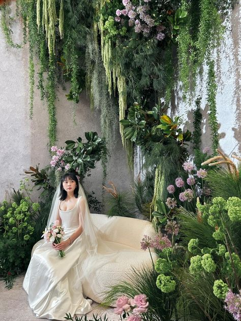 Wedding Decor Garden Theme, Eclectic Wedding Arch, Wedding Band Stage Decor, Wedding Dais Pelamin, Pastel Green Wedding Theme, Surrealism Wedding, Fairy Core Wedding, Wedding Color Green, Hanging Floral Wedding