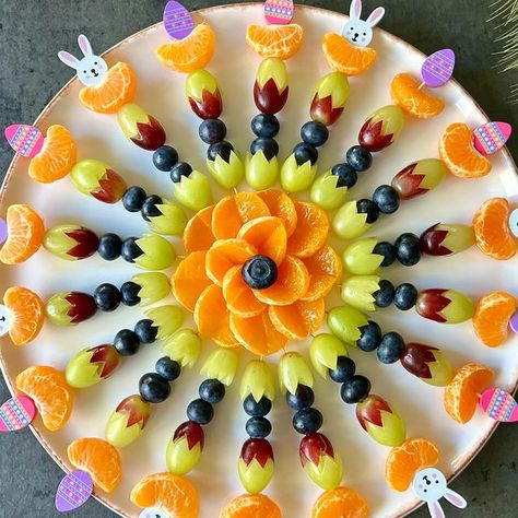 Weenussanun Homhuan | 3 ways to make salami roses 🌹🌹🌹 Which one do you like the most? If this post inspires you, do like, comment, share, save and tag… | Instagram Tropical Fruit Tray, Platter Inspiration, Easter Fruit, Healthy Fruit Snacks, Colourful Food, Amazing Food Platters, Fruit Creations, Fruit Platter Designs, Fruit Decoration