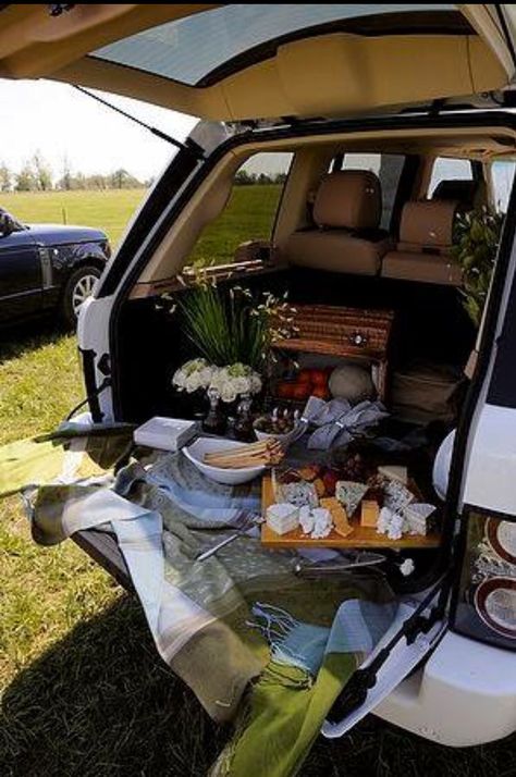 Car Boot Picnic, Fancy Tailgate, Steeplechase Tailgate, Polo Tailgate, Football Tailgate Food, Car Picnic, Carolina Cup, Country Gentleman, Kentucky Girl