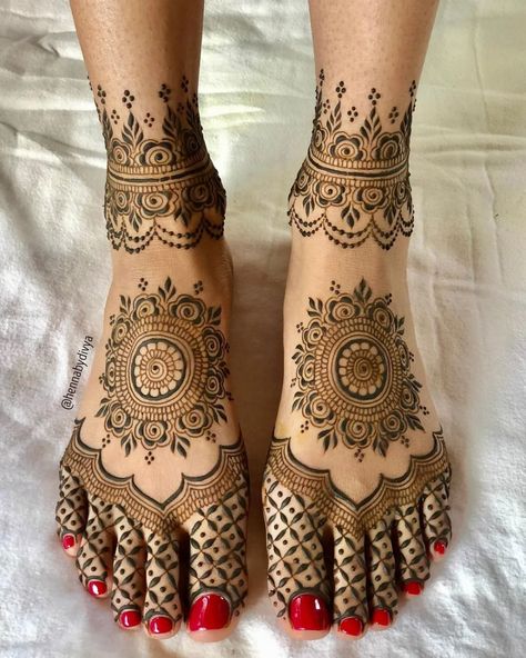 Leg Mehendi Design Ideas You Must Consider For Karva Chauth Leg Mehendi Design, Wedding Henna Designs, Leg Mehndi, Foot Henna, Legs Mehndi Design, Latest Henna Designs, Bridal Henna Designs, Modern Mehndi Designs, Pretty Henna Designs