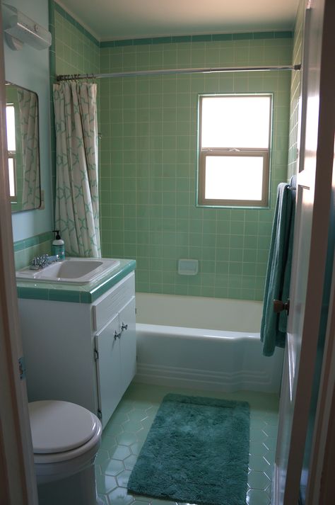 1950s Interior Design, 1960s Bathroom, 1950s Interior, 1950s Bathroom, 60s House, Bathroom Retro, 80s House, 1960s House, Mid Century Bathroom