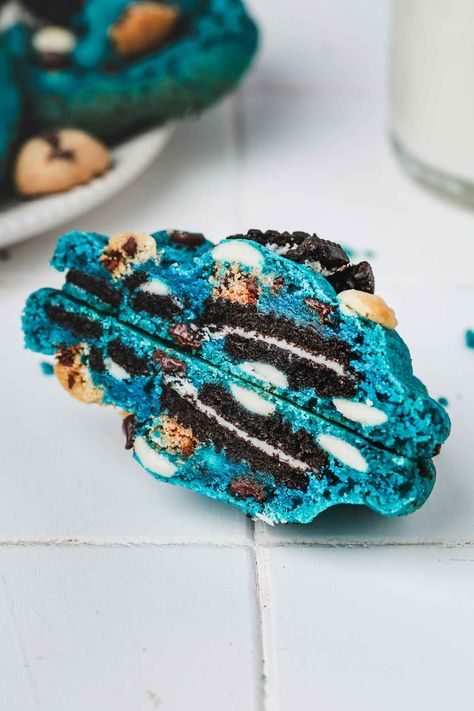 Enjoy our Soft & Chewy Cookie Monster Cookies – they're packed with Oreo-filled centers, bits of mini chocolate chip cookies, and a mix of white and dark chocolate chips. These vibrant blue cookies are a visual treat and a taste sensation, perfect for satisfying your cookie cravings. Cookie Monster Brownies, Cookie Monster Cookies, Chips Ahoy Cookies, Oreo Cookie Recipes, Oreo Cheesecake Cookies, Oreo Stuffed Chocolate Chip Cookies, Crispy Chocolate Chip Cookies, Cookies Stuffed, Monster Cookies Recipe