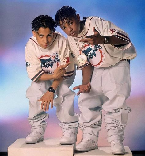 Kris Kross 90s, Men 90s Outfit, 90s Rnb Fashion, Brent Faiyaz Album Cover Wallpaper, 90's Hiphop, 2000’s Outfit, Dancer Pants, 90s Skater Fashion, Hiphop 90s