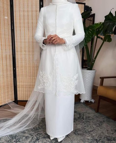 Wedding Kurung, Tunang Outfit, Nikah Attire, Wedding Dress Korean Style, Nikah Ideas, Wedding Malaysia, Nikah Dresses, Dress Nikah, Melayu Wedding