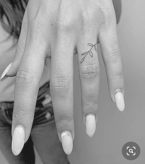 Tattoos Finger, Tiny Finger Tattoos, Simple Tattoos For Women, Small Finger Tattoos, Tato Henna, Finger Tattoo For Women, Finger Tats, Hand And Finger Tattoos, Ring Finger Tattoos