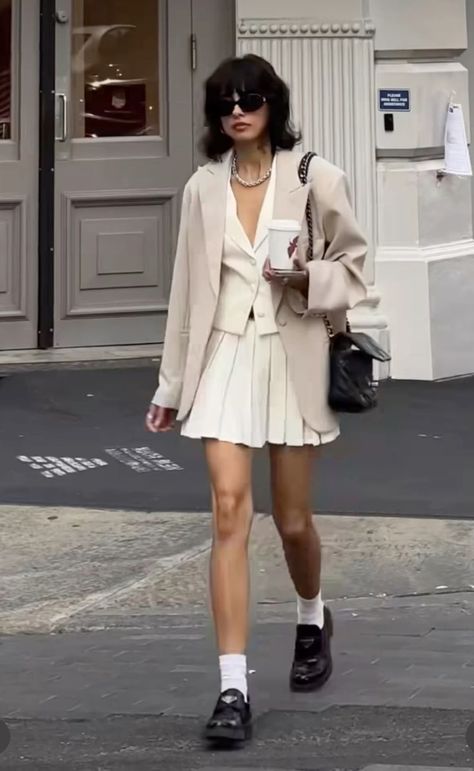 Cream Skirt Outfit, Winter Rainy Day, Loafers Aesthetic, Fall Inspo Outfits, Rainy Day Outfit Ideas, Rainy Day Style, Rainy Day Outfits, Lit Outfits, Leather Pleated Skirt