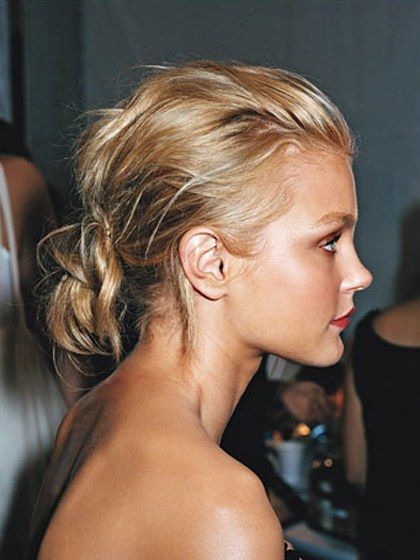 The trick to making an updo sexy: Give it some rumpled texture. Use your fingers instead of a comb to rake back your hair so it's not tight against your head. Twirl your hair loosely into a bun, then use bobby pins—not an elastic—to anchor it in place, which will make the twist look slack, in a good way. Low Updo Hairstyles, Night Out Hairstyles, Wavy Updo, Weekend Hair, Jessica Stam, Peinados Recogidos, Sienna Miller, Good Hair Day, Gwyneth Paltrow