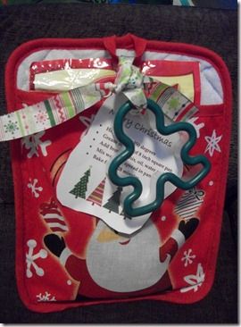 Oven Mitt/Pot Holder Christmas Gift Idea ~ cute for Teachers or Neigbors Christmas Presents For Teachers, Homemade Christmas Presents, Secret Santa Ideas, Santa Ideas, Gift Making, Presents For Teachers, Cute Gift Ideas, Teacher Gift Ideas, Navidad Diy