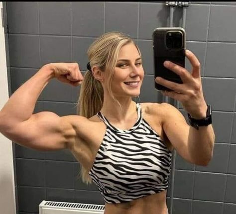 Buff Women, Fitness Inspiration Body, Aesthetic Women, Strong Woman, Muscle Girls, Fitness Models Female, Fit Chicks, Human Anatomy, Muscle Women