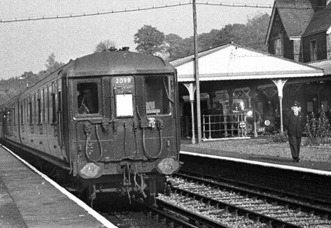 Bluebell Railway, Southern Trains, Disused Stations, Railroad Pictures, British Railways, Southern Railways, Train Art, Electric Train, British Rail