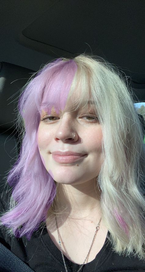 Half White Half Purple Hair, Purple Hair With White Streaks, Purple And White Hair Split, Purple Bangs Blonde Hair, Blonde And Blue Split Dye, Purple Hair Dye Ideas For Blondes, Pastel Split Dye, Hairdye Ideas Short Hair, Split Dye Ideas