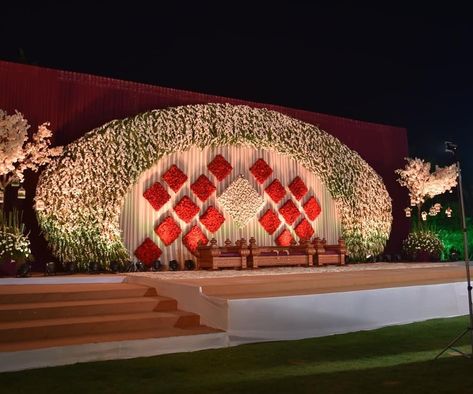 Reception Decor Ideas, Indian Wedding Stage, Indian Wedding Decorations Receptions, Engagement Stage Decoration, Reception Stage, Reception Stage Decor, Simple Stage Decorations, Indian Wedding Decor, Wedding Stage Backdrop