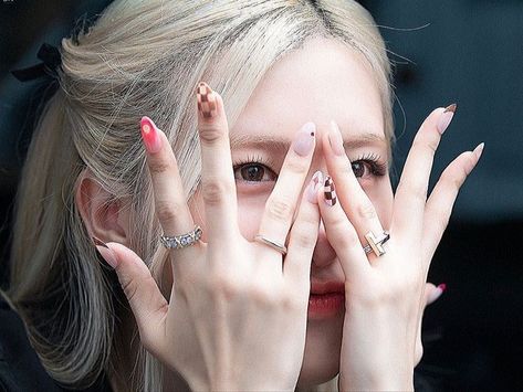 Nail Rose Blackpink, Rose Nails Blackpink, Rosé Nails Blackpink, Rose Crying, Rosé Nails, Rosé Cry, Rosé Crying, K Pop Nails, Idol Nails