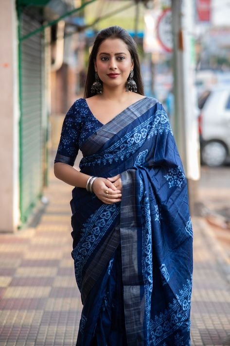 *new arrivals* Indigo special Rf- BATIK INDIGO SPECIAL. Quality- soft silk slub woven saree with batik print deaign. Blouse- runing batik printed blouse. Rate-820 Full length 6.30 meters. Indigo Blouse, Indigo Saree, Blouse Designs Catalogue, Saree Poses, Gold Mangalsutra Designs, Saree Photoshoot, Batik Print, Mangalsutra Designs, Blue Saree