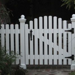 Garden Gate Design Ideas, Pictures, Remodel, and Decor - page 22 Picket Fence Gate, Picket Gate, Diy Bamboo, Garden Gate Design, Fence Plants, Yard Fence, Front Yard Fence, Cedar Fence, Farm Fence