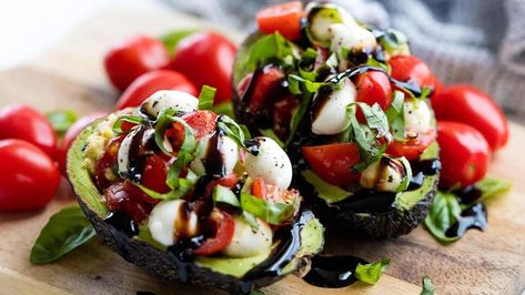 Caprese Stuffed Avocados Avocado Stuffed, Stuffed Avocados, Stuffed Avocado, Grilled Avocado, Stay At Home Chef, Avocado Recipes, Healthy Appetizers, Clean Eating Snacks, Healthy Lunch