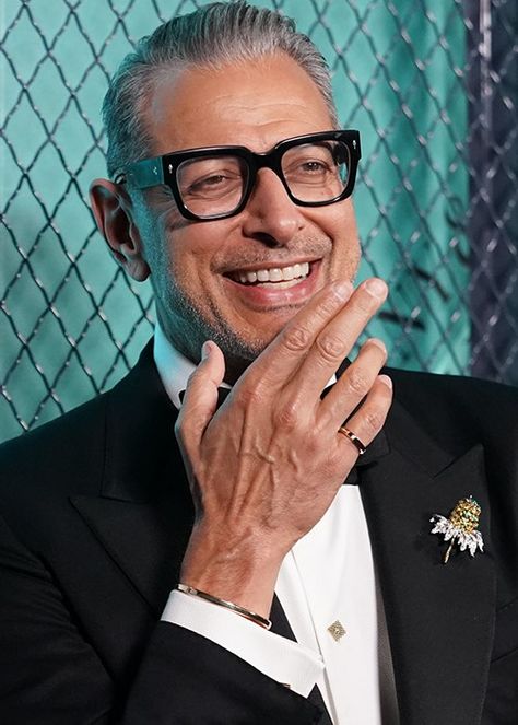 Jeff Goldblum wears many hats - actor, playing jazz piano, owning the sexy statue "daddy" and of course, being the Jeff Goldblum in Jeff Goldblum & the Mildred Snitzer Orchestra. And now, he has one more title to add to the list: beauty influencer. Celebrity Face Mask, Gossip Girl Cast, Detoxifying Face Mask, Korean Face Mask, Jeff Goldblum, Kim Cattrall, Korean Face, Celebrity Skin, Jazz Piano