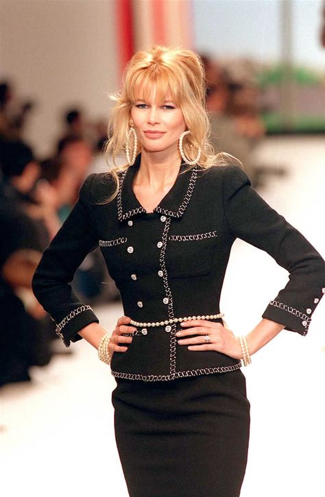 Claudia Schiffer for Chanel, 1995 ... classic black suit Chanel Style Jacket, Moda Chanel, Chanel Suit, Mode Chanel, Chanel Couture, Chanel Haute Couture, Claudia Schiffer, Cooler Look, Chanel Fashion