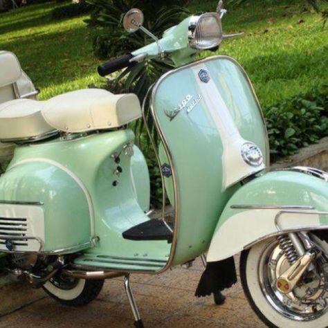 Mint green Vespa. I'm not really that into motorcycles, but this Vespa makes me change my mind! It has a bit of a vintage look and the mint colour is great. Classic Vespa, Color Of The Week, Vintage Vespa, Auto Retro, Vespa Lambretta, Scooter Bike, Vespa Vintage, Vespa Scooters, Motor Scooters