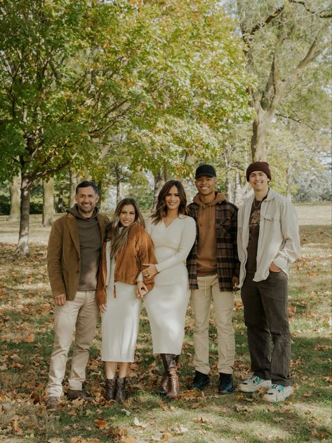 Large Family Photo Poses, Large Family Photo, Family Photo Poses, Big Family Photos, Best Poses, Large Family Photos, Winter Family Photos, Perfect Pictures, Fall Family Photo Outfits