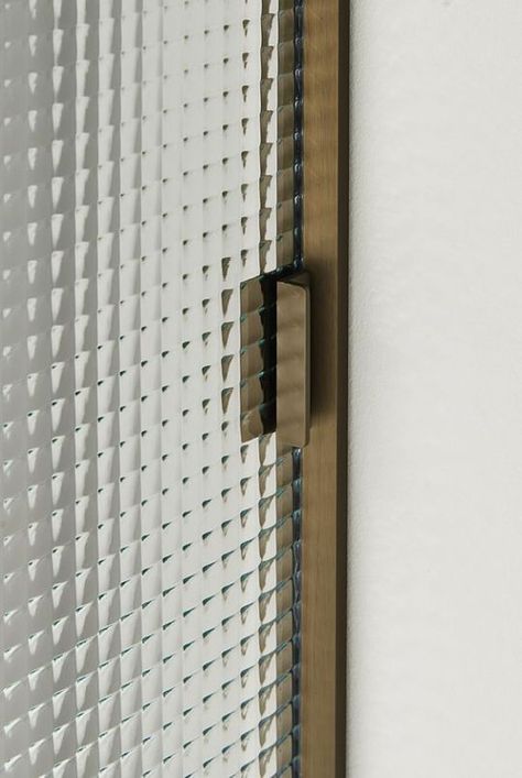 #detail #fluted #glass #brass #door #frame #crossfluted Textured Glass Door, Bathroom Door Handles, Glass Door Design, Door Handle Design, Door Handles Interior, Italia Design, Door Detail, Metal Door, Glass Texture