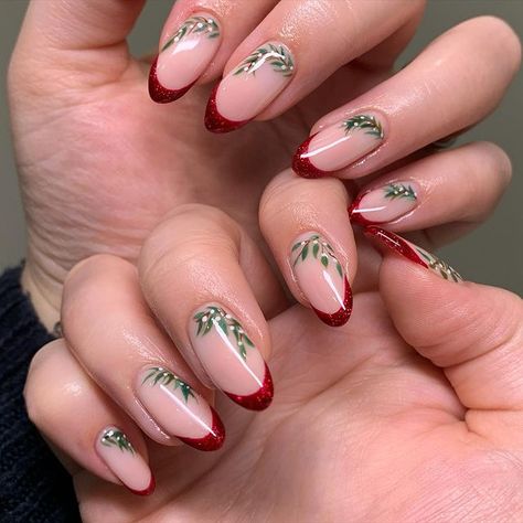 50+ Christmas Nails You Need To Try This Year! - Prada & Pearls Sparkle Tips, Christmas Nail Colors, Nail Art Noel, Holiday Nails Christmas, Plain Nails, Red Christmas Nails, Cute Christmas Nails, Christmas Gel Nails, Ruby Slippers