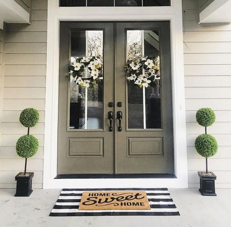 17 curb appeal ideas that will entice homebuyers Exterior Trim Ideas, House Trim Exterior, Front Entrance Ideas, Exterior Home Makeover, Curb Appeal Ideas, Exterior Door Hardware, Curb Appeal Landscape, Irish Potato, Trim Ideas