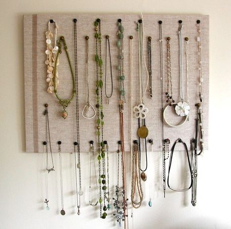 Cover a corkboard in linen for a flexible necklace display. | 33 Clever Ways To Organize All The Small Things Porta Colares Ideas, Diy Corkboard, Storage Hacks Diy, Jewelry Storage Diy, Jewerly Organizer, Jewellery Storage Display, Diy Jewelry Display, Diy Jewelry Holder, Retail Displays