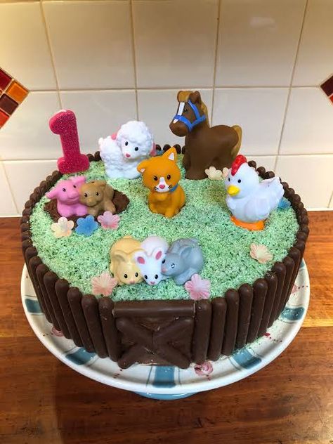 Easy Farm Theme Birthday Cake, Easy Farm Cake Ideas, Easy Farm Birthday Cake, Easy Farm Cake, Farm Animal Cakes For Kids, Easy First Birthday Cake, Farmyard Birthday Cake, Farm Cake Ideas, Birthday Cake Farm