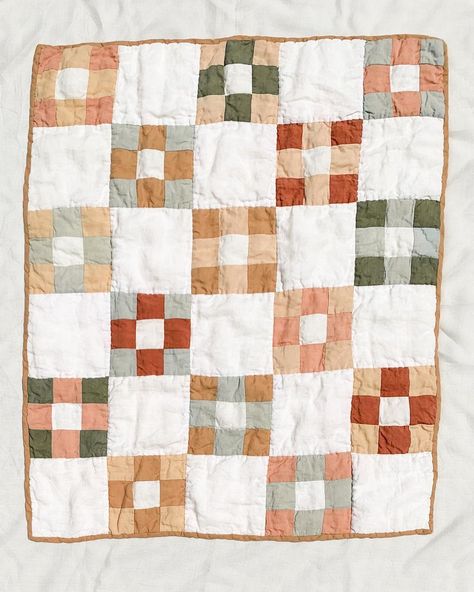 Neutral Quilt Colors Simple, Square Quilt Designs, Simple Quilting Patterns, Basic Quilt Patterns For Beginners, English Paper Piecing Quilts Inspiration, Aesthetic Quilts, Vintage Quilt Patterns, Quilt Diy, Vintage Baby Quilt