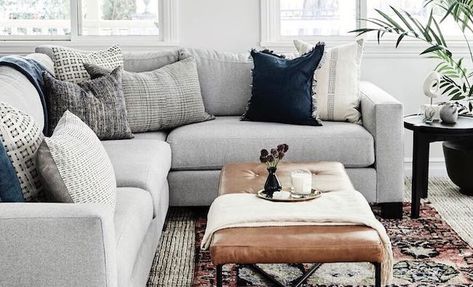 Room Minimalist, Modern Craftsman, Mid Century Modern Living, Coastal Living Rooms, Arrangement Ideas, Mid Century Modern Living Room, Lounge Decor, Room Style, Family Room Design